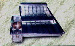 Batea humectadora de acero inoxidable con resistencias en el fondo y caja de conexiones en un extremo