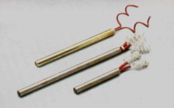 Tres cartuchos calefactores compactados de bronce con sus cables de conexión