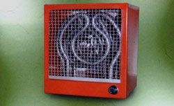 Caloventor industrial de chapa roja con rejilla frontal y resistencias aleteadas a la vista